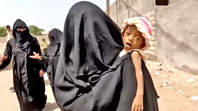 أم أحمد تحمل ابنتها صفاء أم أحمد تحمل ابنتها صفاء